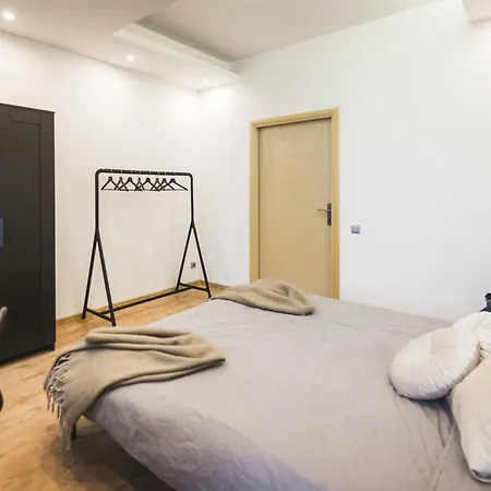 Beautiful 6-Bedroom Apartment In Riga In Latgales Iela 81 דירה ריגה